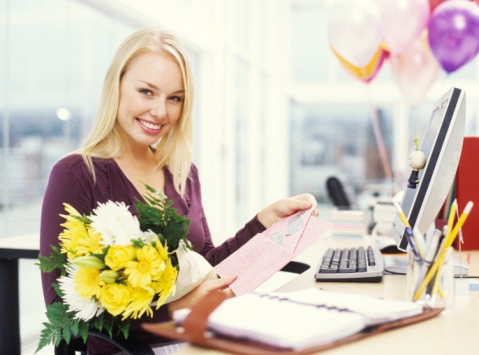 20/10 nên tặng quà gì cho nhân viên nữ?