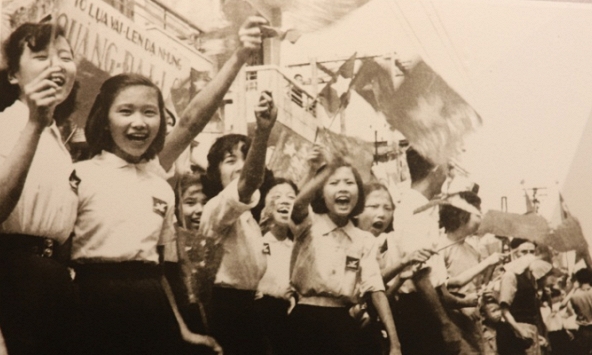 Những bức ảnh hân hoan ngày Giải phóng Thủ đô 65 năm trước