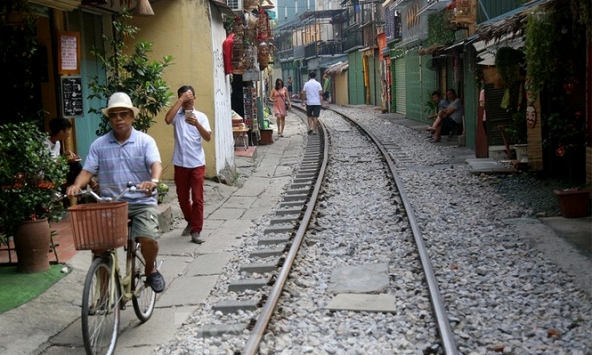 Phố đường tàu vắng lặng ngày đầu đóng cửa