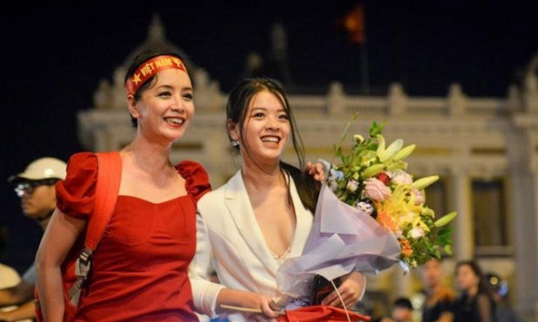 NSƯT Chiều Xuân cùng con gái 'đi bão' mừng chiến thắng đội tuyển Việt Nam
