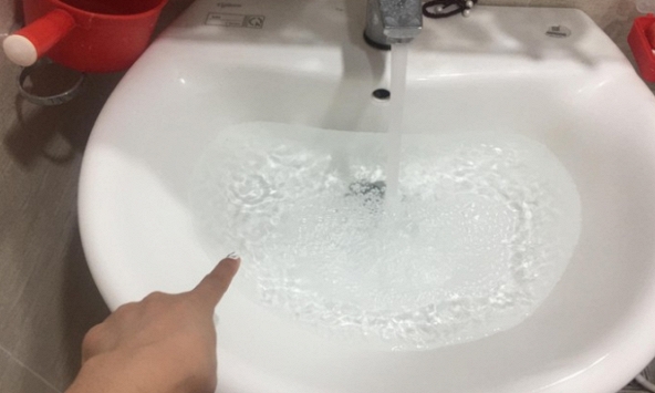 Nước sinh hoạt có mùi khét và hắc, người dân Hà Nội hoang mang lo lắng