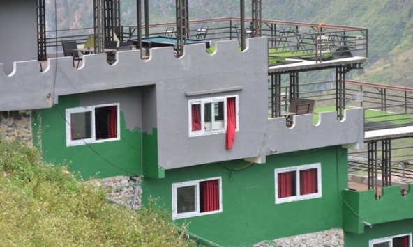 Panorama Mã Pì Lèng bất ngờ đổi màu... xanh lá