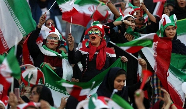 Phụ nữ Iran cuối cùng cũng được vào sân xem bóng đá