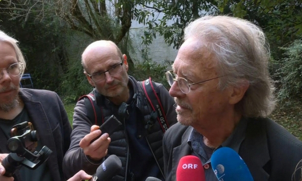 Nobel Văn học 2019: Peter Handke – nhà văn đối nghịch chuyên gây sốc và nhiều tranh cãi