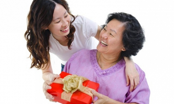 20/10 nên tặng gì để ghi điểm với mẹ chồng?