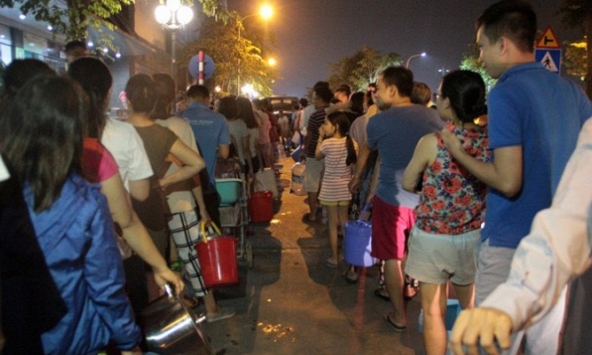 Dân Hà Nội rồng rắn xếp hàng trong đêm đợi lấy từng xô nước sạch miễn phí