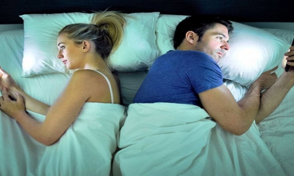 Hôn nhân nguội lạnh khi 'yêu' điện thoại hơn cả bạn đời