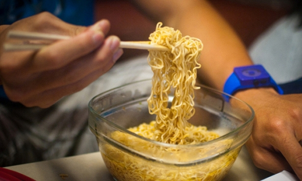 Tác hại kinh khủng ẩn chứa trong gói mì ăn liền