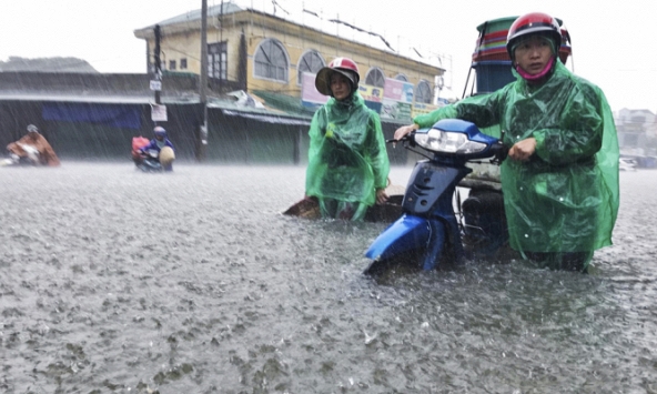 TP Vinh 'chìm' cả mét sau đợt mưa như trút kéo dài suốt 2 ngày