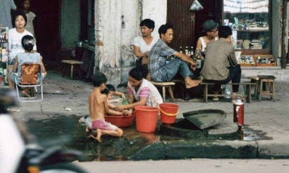 Loạt ảnh xếp hàng lấy nước thời bao cấp, giống Hà Nội những ngày này không ngờ