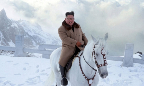 Ông Kim Jong-un cưỡi ngựa trắng lên đỉnh núi tuyết nhằm mục đích gì?   