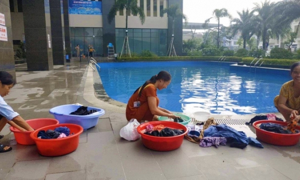 Thiếu nước ở Hà Nội, người dân ra hồ bơi giặt đồ, xách nước về dùng