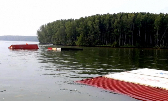 Khẩn cấp hút 150 tấn dầu trong tàu container chìm đề phòng ô nhiễm môi trường