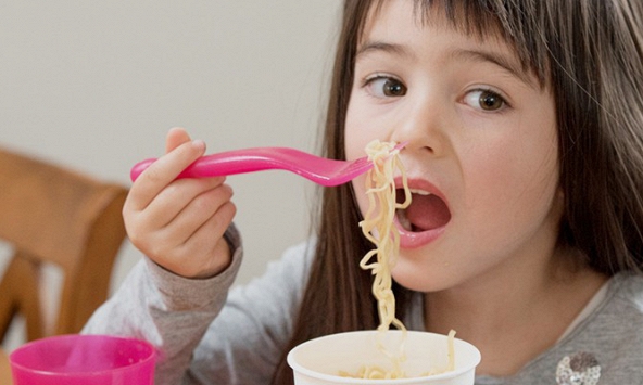 Lạm dụng mì ăn liền dẫn đến suy dinh dưỡng ở hàng triệu trẻ em Đông Nam Á