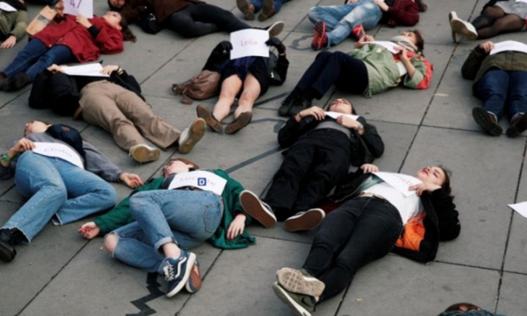 Phụ nữ Paris 'nằm chết', biểu tình phản đối bạo lực gia đình