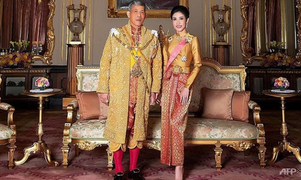 Vua Thái Lan hủy mọi tước hiệu của hoàng quý phi