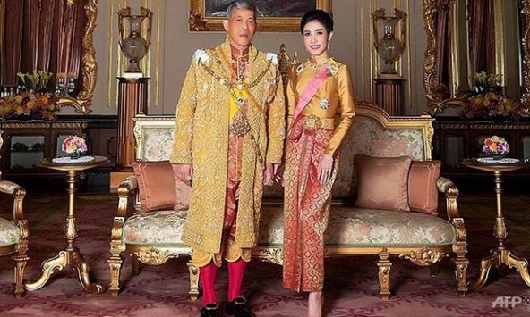 Muôn kiểu tước ngôi vị của các hoàng gia