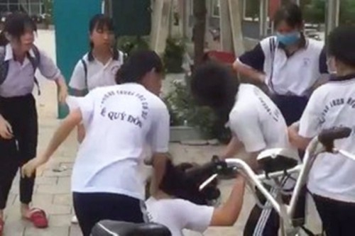 Nữ sinh lớp 9 bị đánh hội đồng chỉ vì chê giày của bạn không đẹp