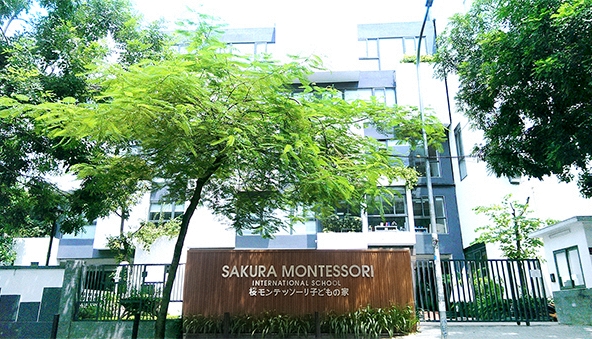 Trường Sakura Montessori, bố nhận tin nhắn của trường báo 'con đã đến lớp' dù đang ngồi ăn sáng cùng con