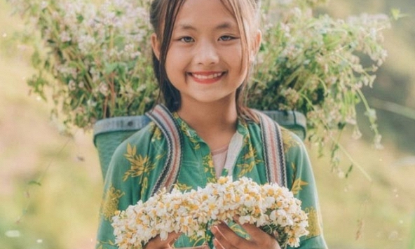 Xao xuyến trước vẻ đẹp lạ của cô bé bán vòng hoa dại ở Hà Giang