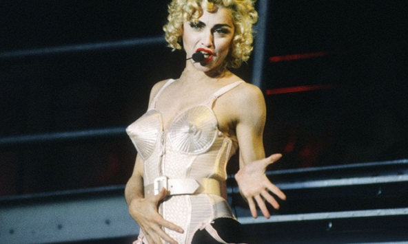 Gần 4 thập kỷ kể từ khi Madonna mặc áo ngực hình nón lên sân khấu