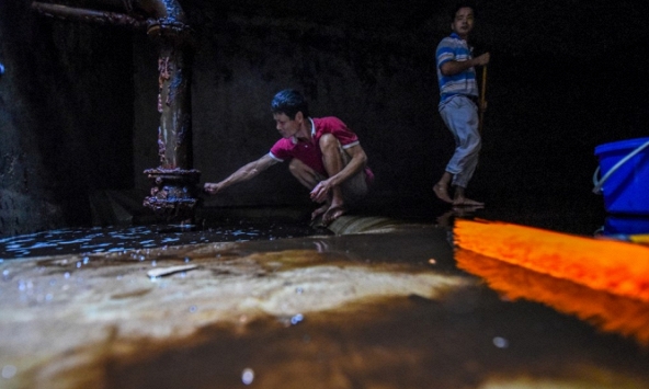 Hà Nội tuyên bố nước đã sạch, người dân thi nhau thau rửa bể