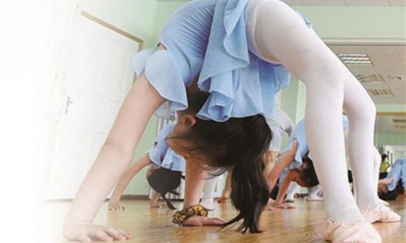 Bé gái liệt cả 2 chân vì tập múa