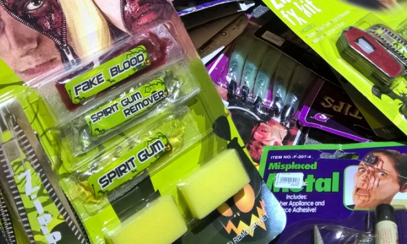 Mỹ phẩm hóa trang Halloween có thể gây ung thư