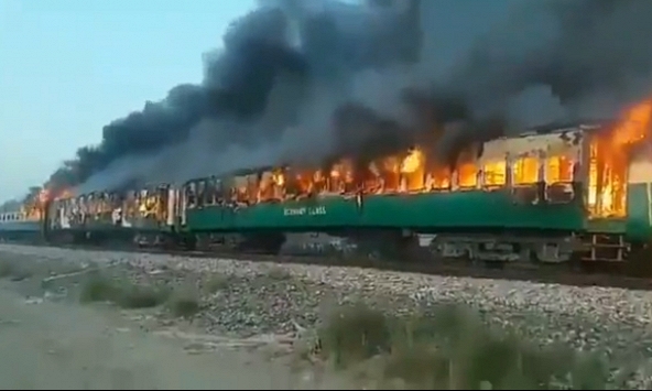  Cháy tàu Pakistan, ít nhất 65 người thiệt mạng