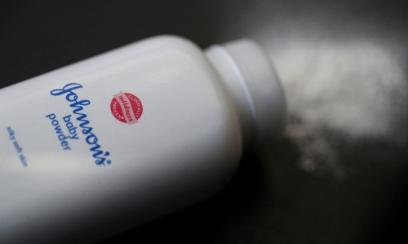 Chuyên gia của chính J&J xác nhận có chất gây ung thư trong phấn rôm Johnson Baby   