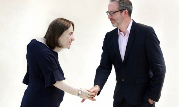 Công bố hình ảnh 'kinh hoàng' của nhân viên văn phòng: Lưng gù, chân tay giãn tĩnh mạch, bụng to, đờ đẫn