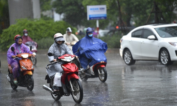 Miền Trung có nguy cơ đón bão mới, Hà Nội mưa rào trời rét