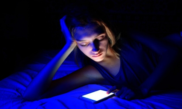 Ánh sáng xanh tàn phá làn da và sức khỏe