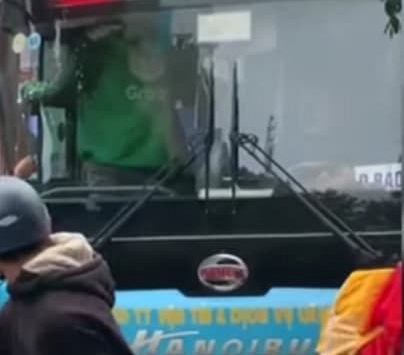 Va chạm giao thông, hai tài xế lao vào đánh nhau như phim hành động