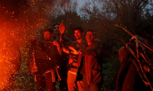 Người nhập cư biên giới Bosnia co ro giữa giá lạnh trong các lán trại tạm bợ