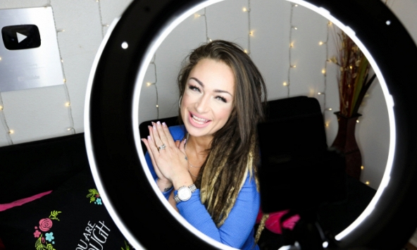 Nữ Youtuber kiếm tiền từ video kể chuyện trong tù