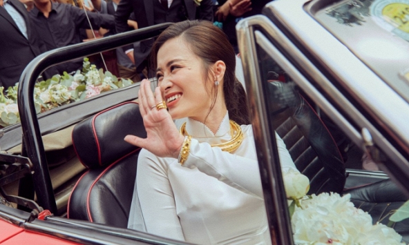 Choáng ngợp với “của hồi môn” toàn vòng vàng, tiền đô mà Đông Nhi được nhận từ nhà trai ở lễ ăn hỏi