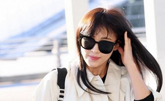 Ha Ji Won gây ngỡ ngàng vì vẻ quý phái sang trọng trên đường sang Việt Nam