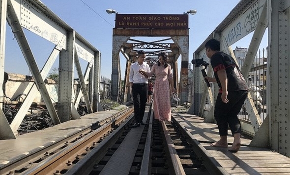 Café đường tàu bị dẹp bỏ, khách du lịch chuyển địa điểm checkin sang cầu Long Biên