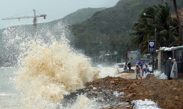 Bão số 6 bắt đầu ảnh hưởng Nam Trung Bộ, sóng cao 6m, mưa lớn dữ dội