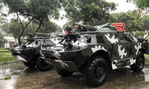 Cận cảnh xe bọc thép được huy động giúp dân chống bão số 6