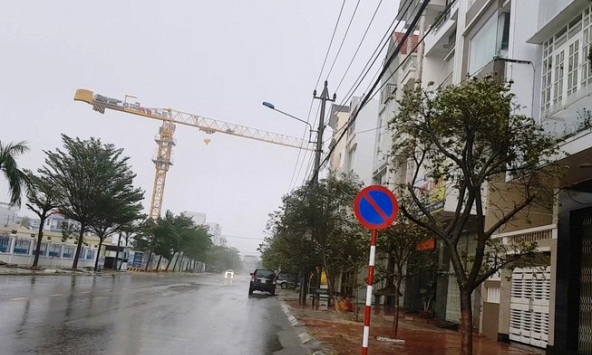 Cơn bão số 6, cần cẩu xoay trong gió bão tại TP Quy Nhơn khiến nhiều người sợ hãi