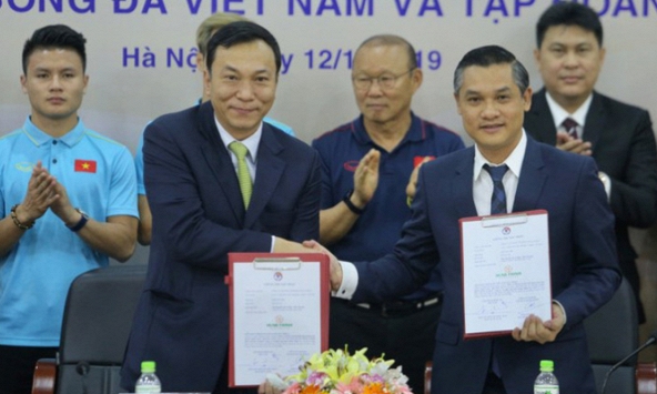 Ai là người hợp tác cùng tỉ phú Phạm Nhật Vượng hỗ trợ trả lương cho HLV Park Hang Seo?