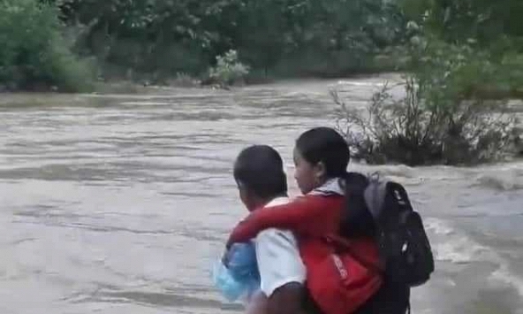 Nghẹn ngào với hình ảnh cha cõng con vượt dòng nước lũ để đi học