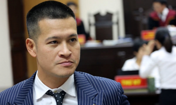 Đạo diễn Việt Tú bất ngờ đăng đàn tố đạo diễn Hoàng Nhật Nam 'diễn kịch'