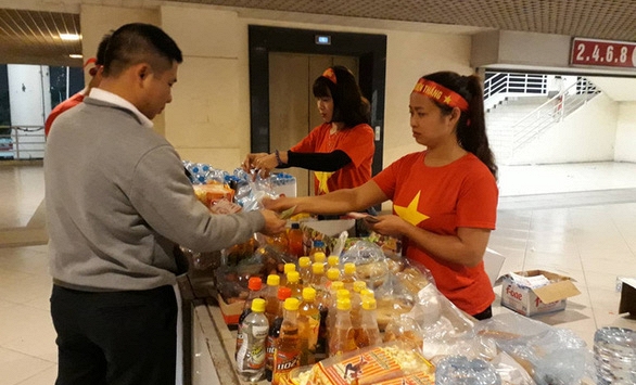 CĐV trận Việt Nam - UAE than bị 'chặt chém' trong SVĐ Mỹ Đình