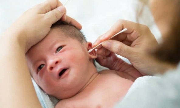 Mớm cơm, hôn hít... những thói quen tưởng vô hại mà gây nguy hiểm khôn lường cho trẻ