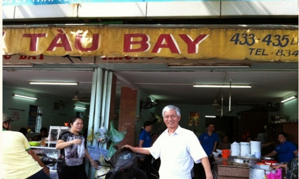 Đến phở Tàu Bay, làm “tô xe lửa” 