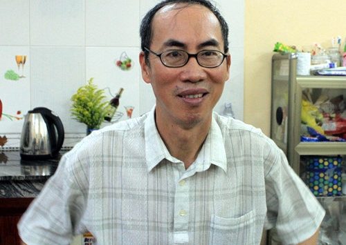 Thầy Lê Bá Khánh Trình múa phụ họa cho học sinh hát bài “Bụi phấn” nhân ngày 20/11