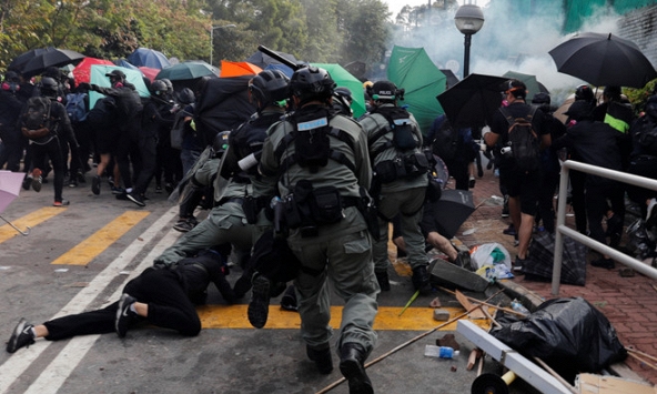 Cảnh sát kêu gọi người biểu tình trong Đại học Bách khoa Hong Kong đầu hàng 